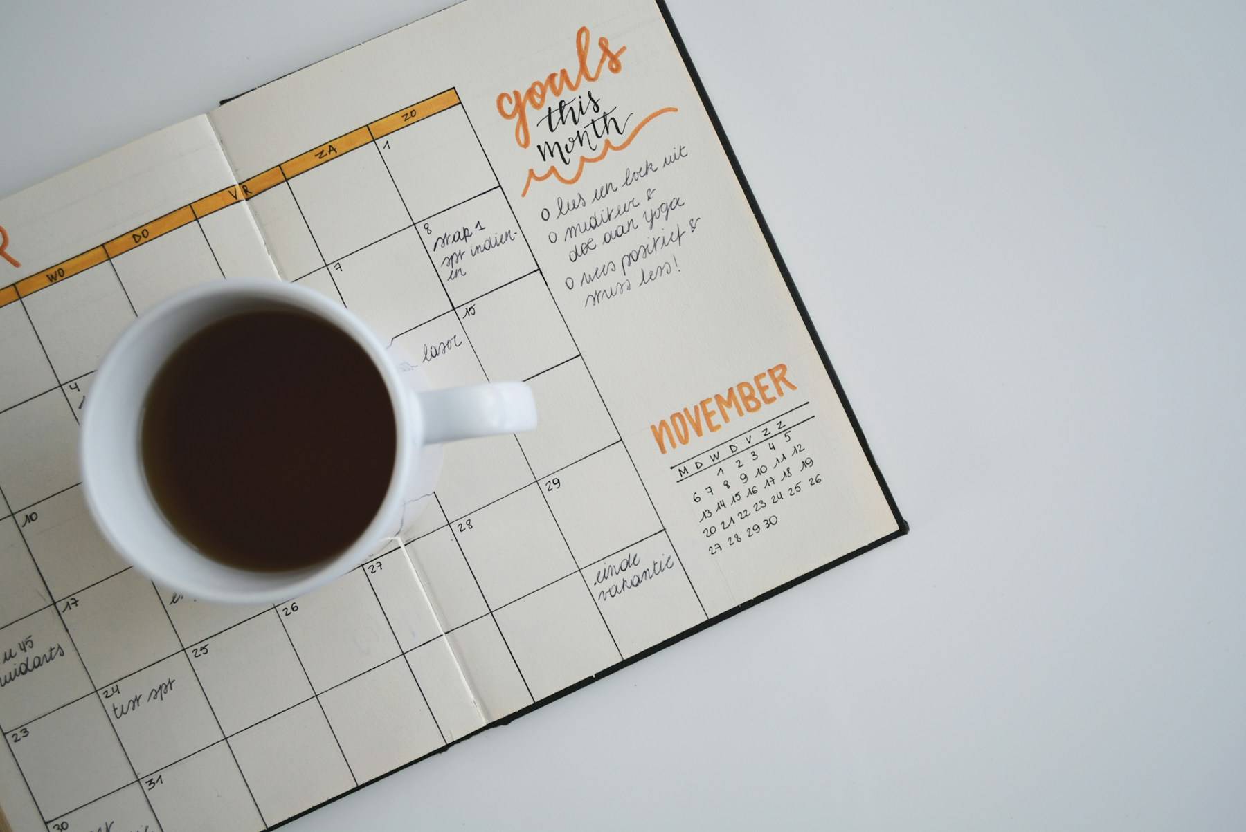 Agenda y plan de objetivos sobre un escritorio, símbolo del coaching personal en Zaragoza