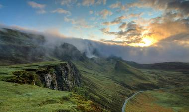 Amanecer tranquilo sobre la montaña entre la niebla