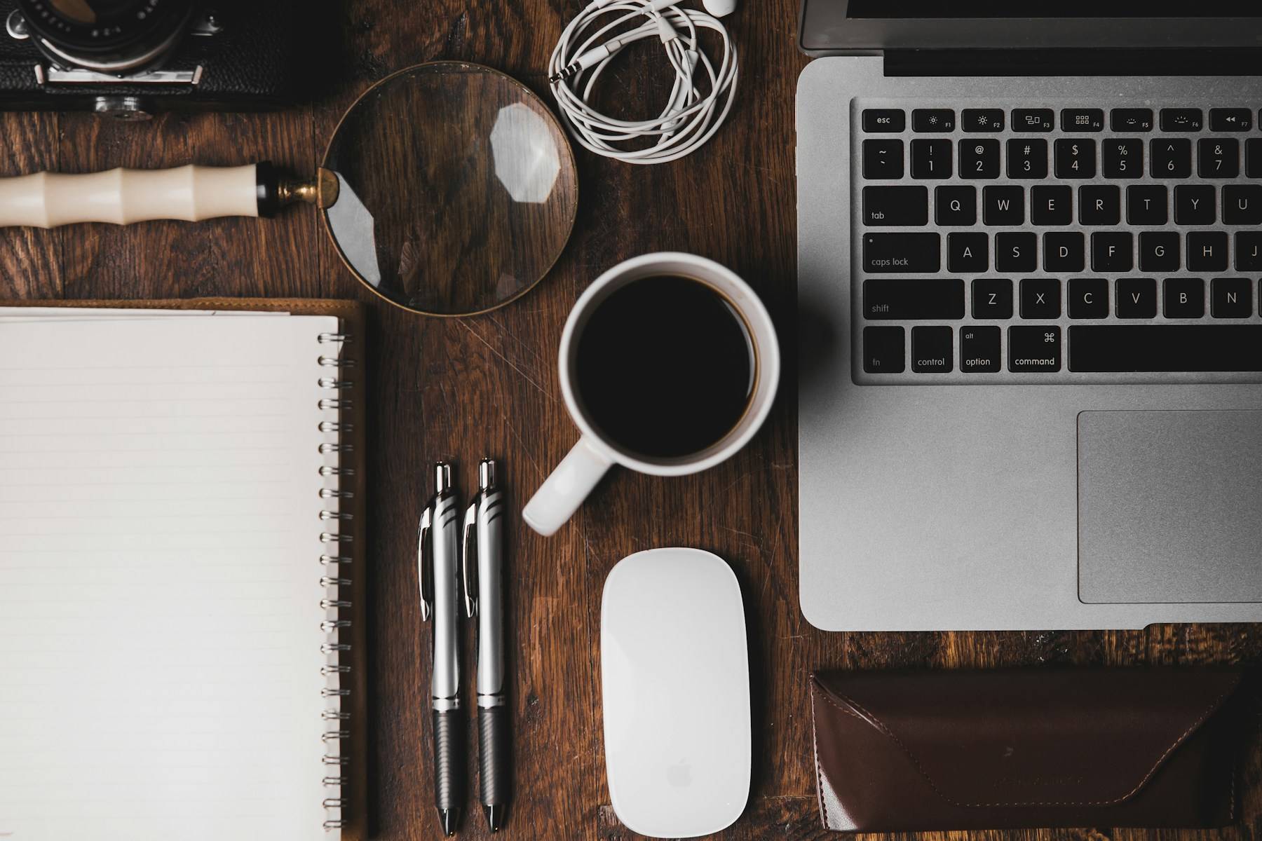 Escritorio de trabajo ordenado con un café, ambiente laboral en calma