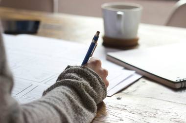 Estudiante tomando apuntes en un cuaderno