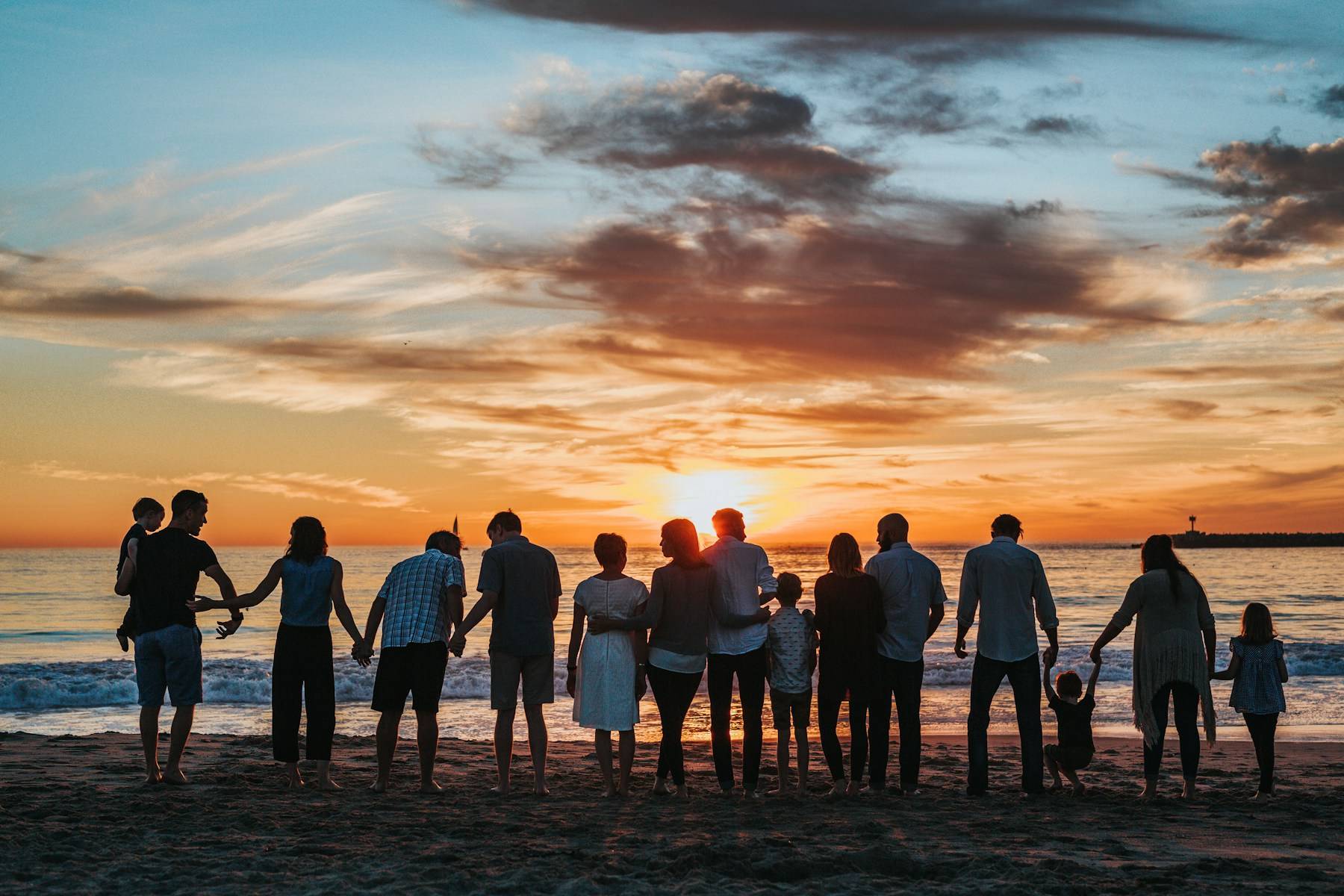 Familia caminando de la mano al atardecer, símbolo de la armonía que trabaja la terapia familiar en Zaragoza