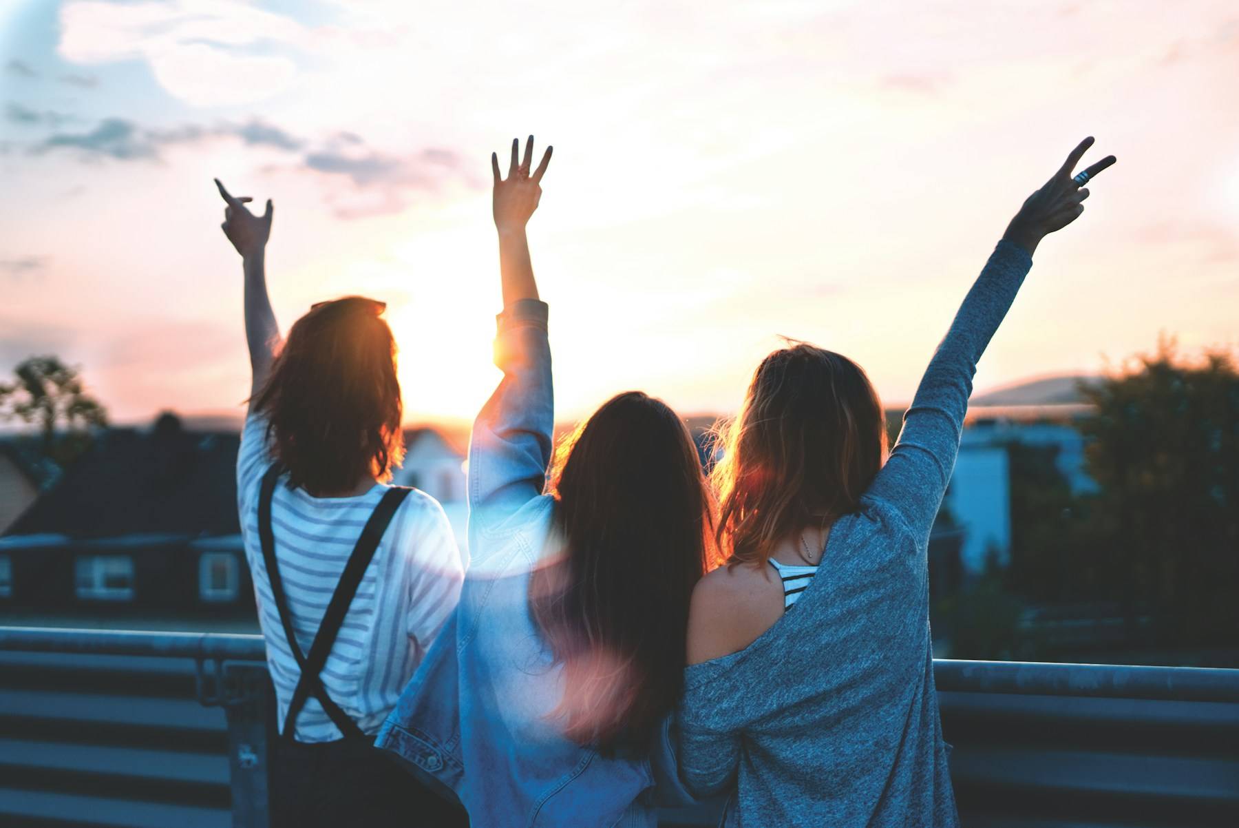 Grupo de adolescentes al atardecer, etapa de descubrimiento y cambios