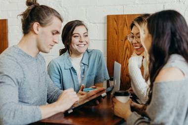 Jóvenes conversando con confianza en un ambiente tranquilo