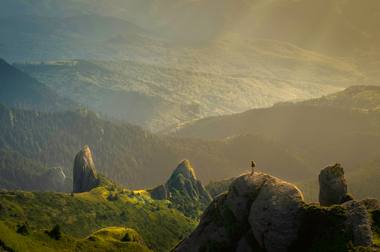 Montañas iluminadas por una luz cálida al amanecer