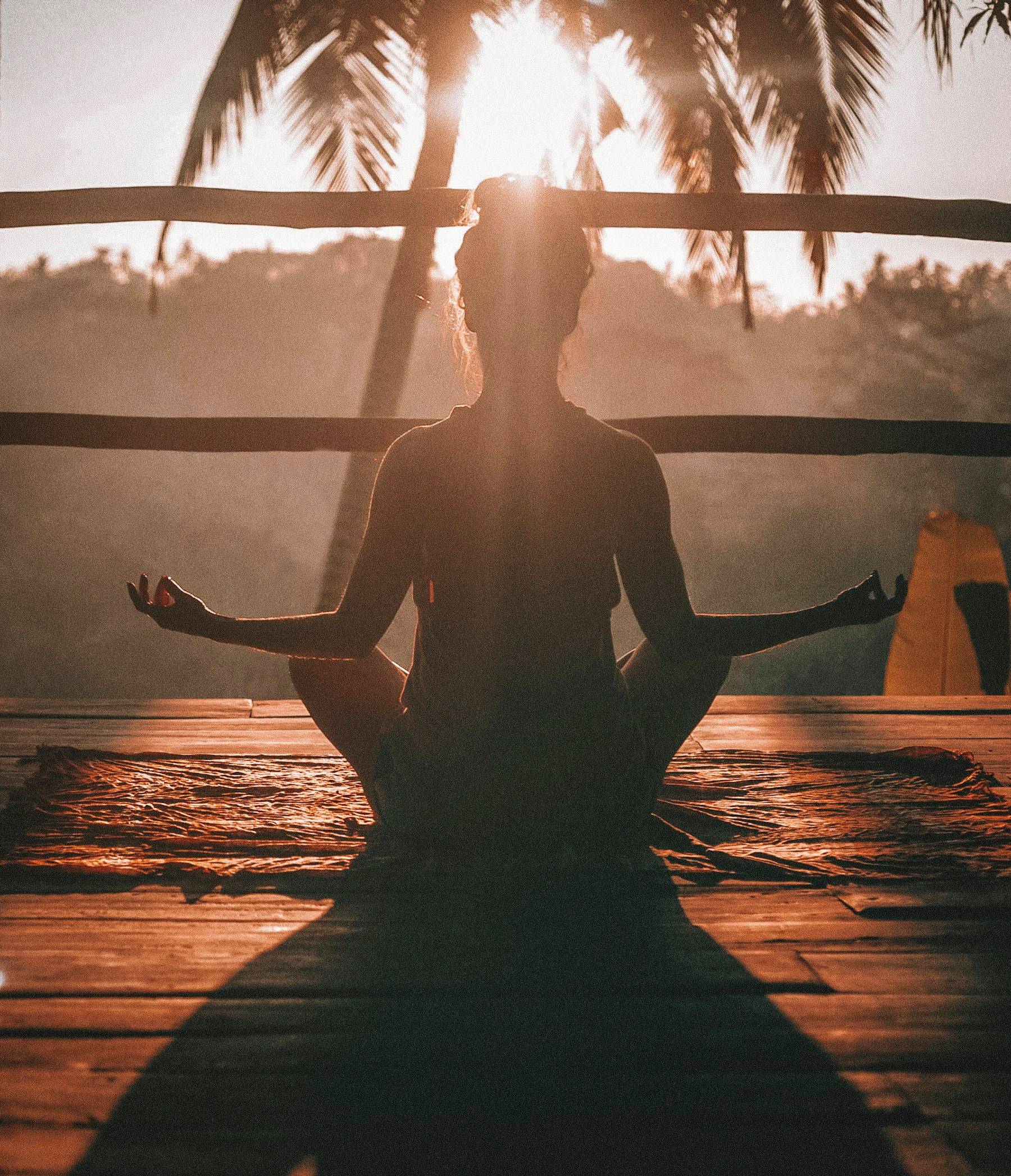 Persona respirando con calma al aire libre, tras superar la ansiedad con terapia en Zaragoza