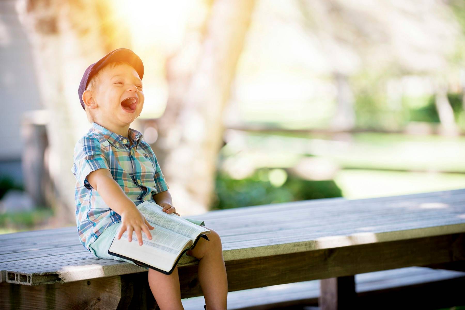 Niño pintando con las manos, programa de inteligencia emocional infantil en Zaragoza