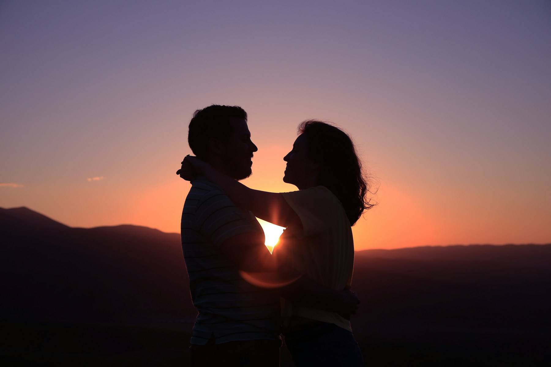 Pareja paseando de la mano al atardecer, símbolo de una vida íntima recuperada