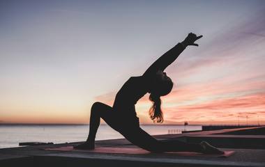 Persona practicando respiración consciente en un ambiente tranquilo