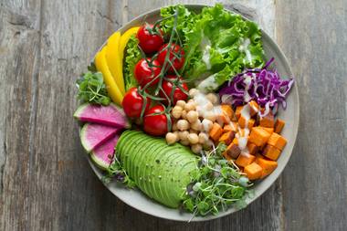 Plato de comida variada y saludable preparado en familia
