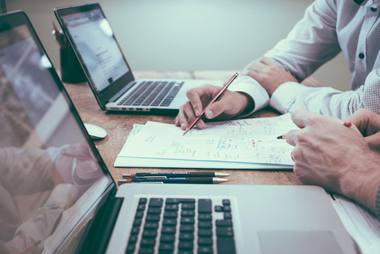 Profesional planificando objetivos sobre documentos de trabajo
