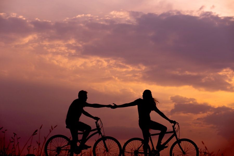 Pareja dándose la mano al atardecer